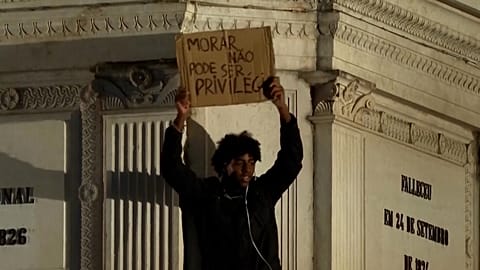 Ένας άνδρας κρατά πλακάτ με το σύνθημα «Η στέγη δεν πρέπει να είναι προνόμιο» στη Λισαβόνα, Πορτογαλία, Τρίτη 20 Οκτωβρίου 2026