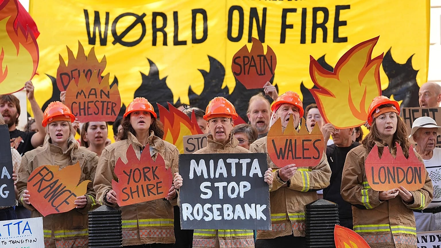 Des militants pour le climat protestent contre le projet de forage pétrolier de Rosebank devant le ministère de la Sécurité énergétique, à Londres, 22 juillet 2026.