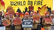 Экоактивисты протестуют против планов бурения нефти на месторождении Rosebank у здания министерства энергетической безопасности в Лондоне, 22 июля 2026 года.