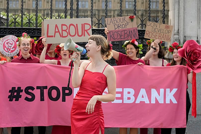 Des manifestants se rassemblent devant le Parlement à Londres le 24 juillet 2024 pour réclamer l'arrêt du projet Rosebank et des nouveaux gisements de pétrole et de gaz au Royaume-Uni.