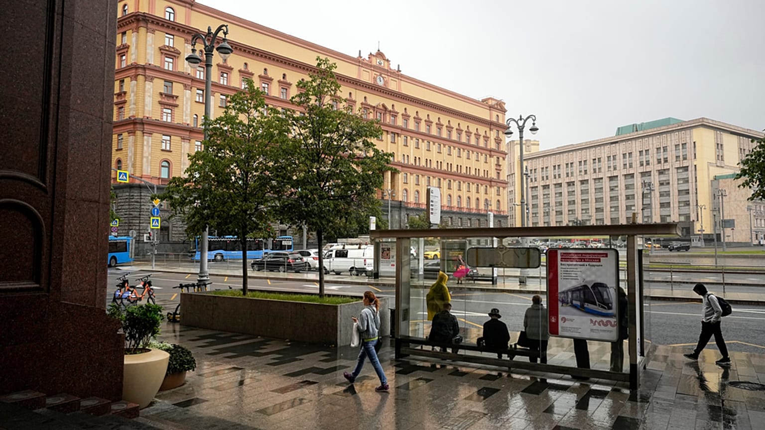 ФОТО ИЗ АРХИВА — Вид на Лубянскую площадь с историческим зданием Федеральной службы безопасности (ФСБ) (слева) в Москве, Россия, 12 июля 2023 года. 