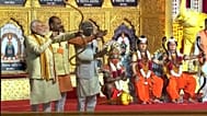 El primer ministro indio, Narendra Modi, dispara una flecha con un arco en Nueva Delhi, el martes 20 de octubre de 2026.