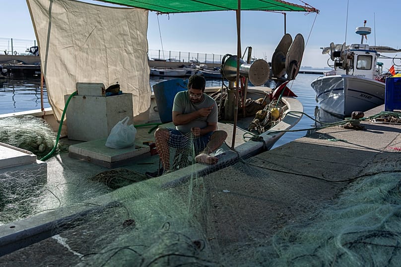 Rubén Albaladejo sur son bateau de pêche, amarré à la confrérie des pêcheurs de San Pedro del Pinatar, dans la région de Murcie.