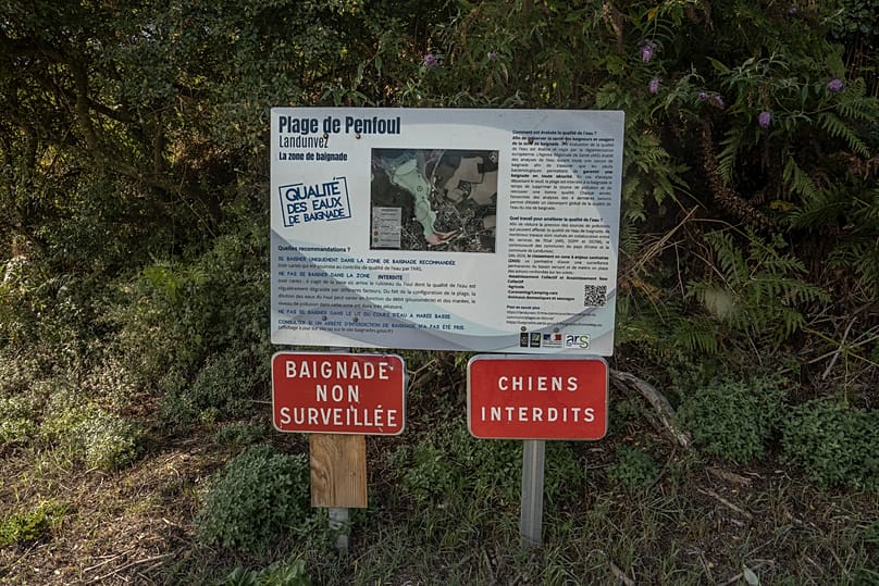 Placas de aviso na praia de Penfoul indicam: Nade apenas na zona balnear recomendada, sujeita ao controlo da qualidade da água pela ARS (Agência Regional de Saúde).