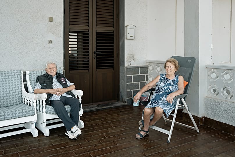 Fina et son mari posent devant la porte de leur maison en bord de mer à Los Urrutias, sur le Mar Menor, dans la région de Murcie.