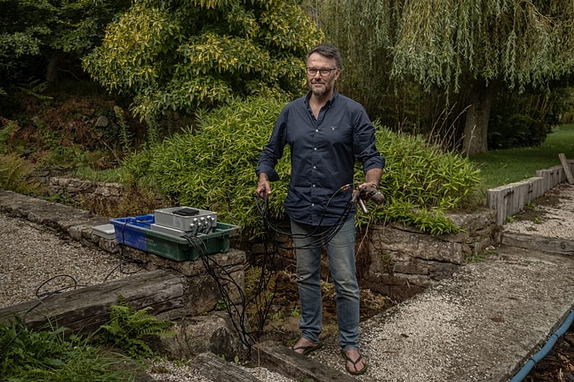 Fabrice Hamon utilise un appareil pour analyser l'eau de la rivière Foul et prélève régulièrement des échantillons pour y rechercher la présence d'E. coli.