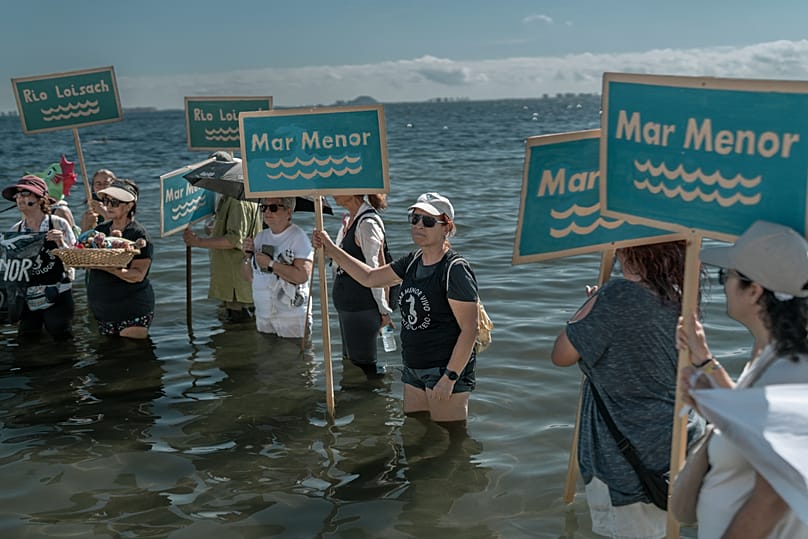 Manifestation organisée par plusieurs collectifs citoyens et associations environnementales à Playa de Los Espejos, à Los Alcázares, contre la pollution du Mar Menor.