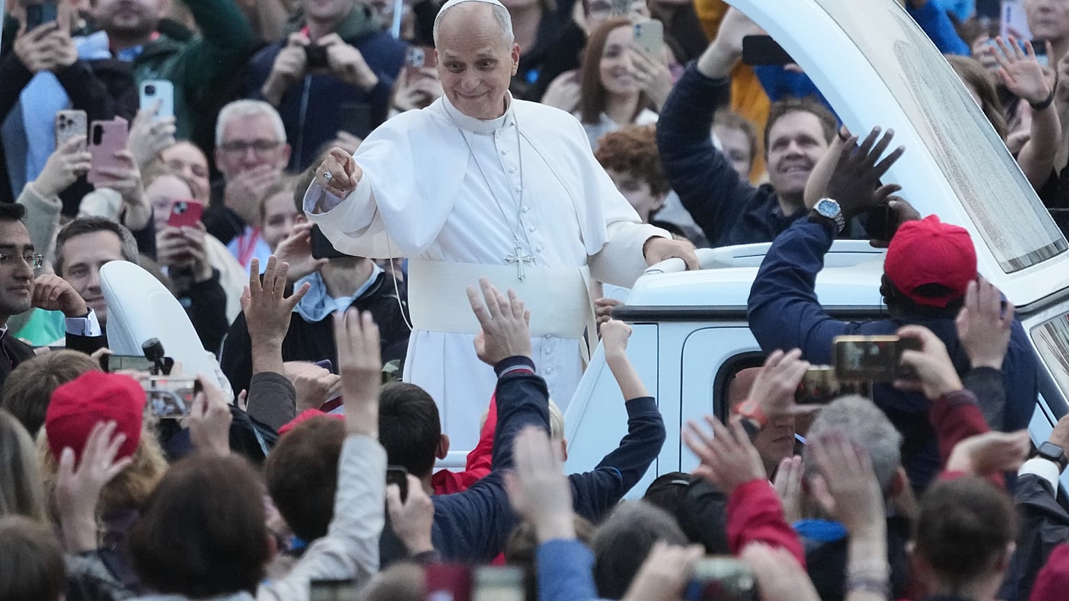 Papa Leone saluta i fedeli dalla papamobile