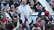 Papa Leone saluta i fedeli dalla papamobile