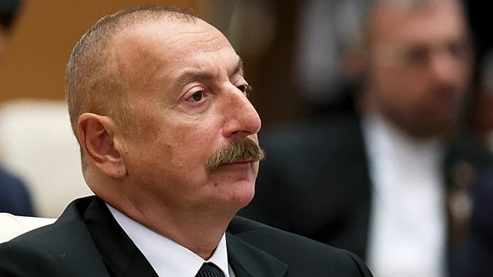 Azerbaycan'dan 31 Türk'e Giriş Engeli