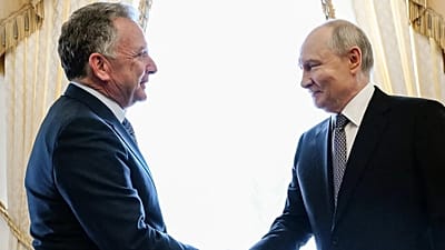 Le président russe Vladimir Poutine serre la main de l'envoyé américain Steve Witkoff avant des pourparlers près de Saint-Pétersbourg, Russie, le 21 octobre 2026.