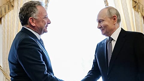 Президент России Владимир Путин пожимает руку спецпосланнику США Стиву Уиткоффу перед началом переговоров под Санкт-Петербургом, 21 октября 2026 года.