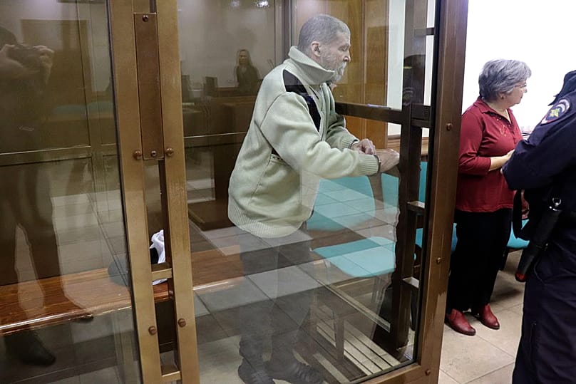 Ο Αμερικανός Στίβεν Χάμπαρντ, κατηγορούμενος ότι πολέμησε ως μισθοφόρος στην Ουκρανία, εμφανίζεται σε δικαστήριο της Μόσχας στις 7 Οκτωβρίου 2024.