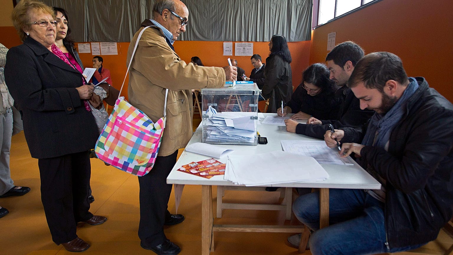 Una persona vota en las elecciones regionales en 2012.