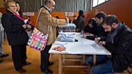 Una persona vota en las elecciones regionales en 2012.