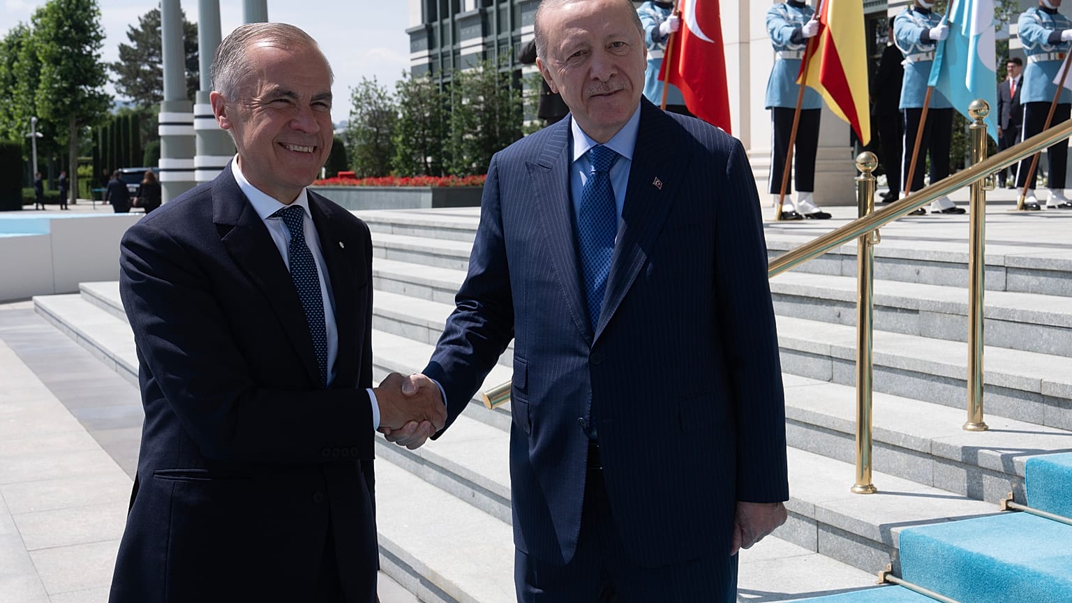 ARŞİV - Kanada Başbakanı Mark Carney (solda), Ankara'daki NATO zirvesinde Cumhurbaşkanı Recep Tayyip Erdoğan tarafından karşılandı, 7 Temmuz 2026.