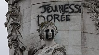 Scritta "The golden youth" sulla statua dell'Egalité in place de la République, dopo un fine settimana di rivolte e saccheggi in tutta la Francia.