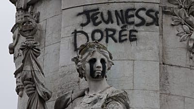 Graffiti com a inscrição “The golden youth” na estátua da Igualdade, na Praça da República, após fim de semana de motins e pilhagens em França