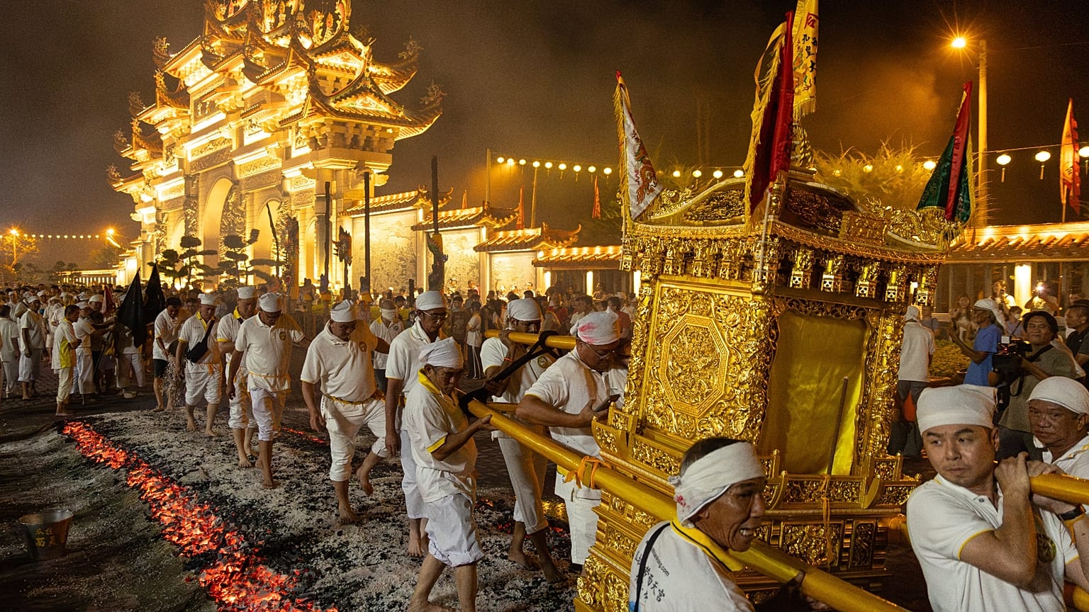 Fieles llevan una litera taoísta sobre brasas durante el Festival de los Nueve Emperadores en Kuala Pilah, Malasia, el 17 de octubre de 2026.