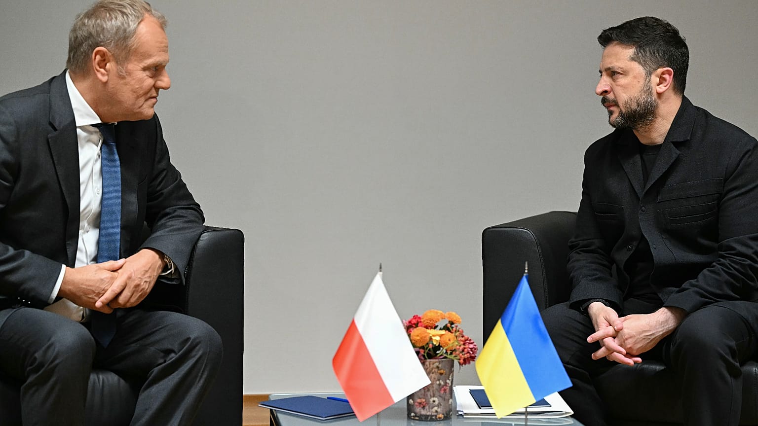 Premier Polski Donald Tusk (z lewej) rozmawia z prezydentem Ukrainy Wołodymyrem Zełenskim podczas spotkania bilateralnego na marginesie szczytu UE w Brukseli, 15.10.2026 r.