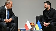Premier Polski Donald Tusk (z lewej) rozmawia z prezydentem Ukrainy Wołodymyrem Zełenskim podczas spotkania bilateralnego na marginesie szczytu UE w Brukseli, 15.10.2026 r.