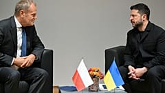 Премьер-министр Польши Дональд Туск (слева) беседует с президентом Украины Владимиром Зеленским во время двусторонней встречи на полях саммита ЕС в Брюсселе, 15.10.2026 года.