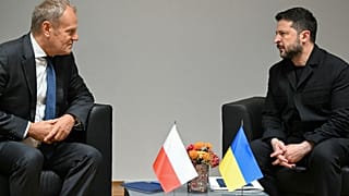 Premier Polski Donald Tusk (z lewej) rozmawia z prezydentem Ukrainy Wołodymyrem Zełenskim podczas spotkania bilateralnego na marginesie szczytu UE w Brukseli, 15.10.2026 r.