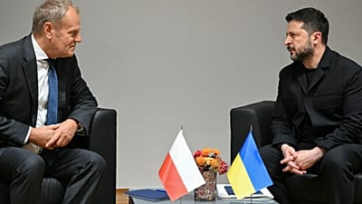 Премьер-министр Польши Дональд Туск (слева) беседует с президентом Украины Владимиром Зеленским во время двусторонней встречи на полях саммита ЕС в Брюсселе, 15.10.2026 года.