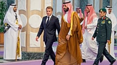 امانوئل ماکرون، رییس جمهوری فرانسه به همراه محمد بن سلمان، ولیعهد عربستان در ریاض