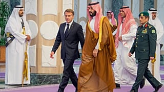 امانوئل ماکرون، رییس جمهوری فرانسه به همراه محمد بن سلمان، ولیعهد عربستان در ریاض