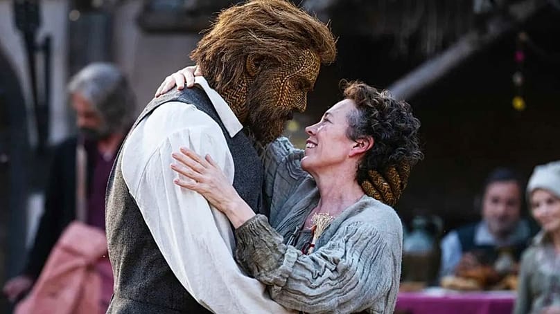 الکساندر اسکاسگارد و اولیویا کولمن در فیلم «Wicker». 