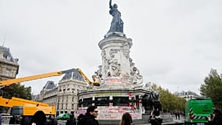 France : des touristes réagissent aux violentes manifestations