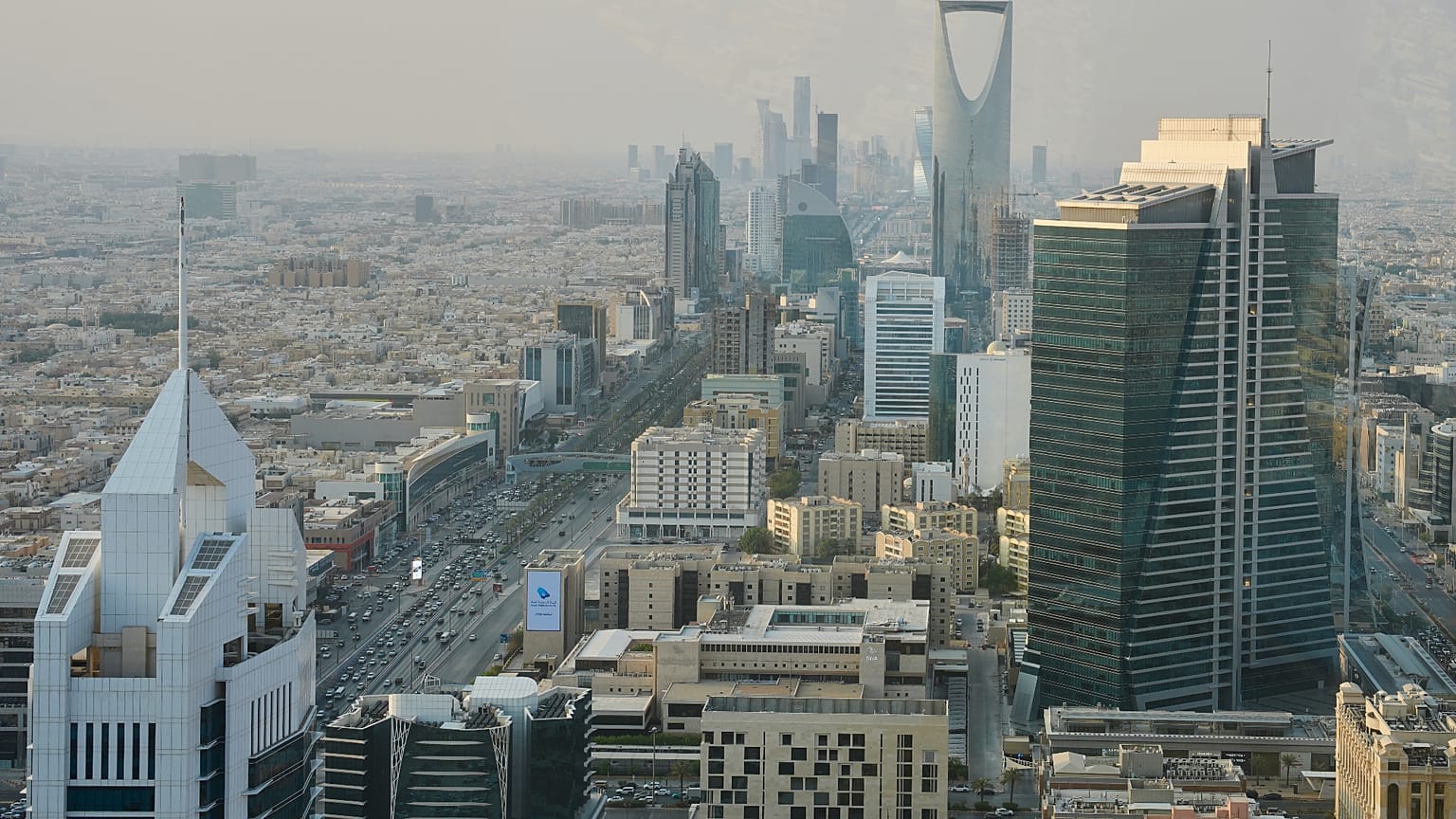 مبانٍ على امتداد طريق الملك فهد في حي العليا بالرياض، المملكة العربية السعودية، الأربعاء 14 أكتوبر 2026.