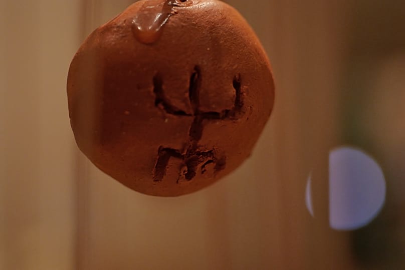 Détails d'une oeuvre de Kokou Ferdinand Makouvia au Musée des Tissus et des arts décoratifs de Lyon.
