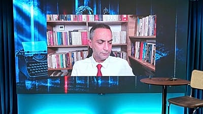 Ev hapsindeki gazeteci Murat Ağırel, YouTube kanalı Onlar TV'deki "Murat Ağırel ile Dosya" isimli programının son yayınını evden gerçekleştirdi.