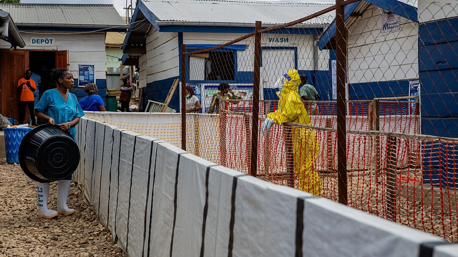 Profissional de saúde fala com uma colega no centro de tratamento de Ébola em Beni, província de Kivu Norte, Congo.