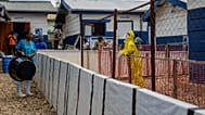 Ένας εργαζόμενος στον τομέα της υγείας μιλά σε συνάδελφο στο κέντρο θεραπείας Έμπολα στο Μπένι, στην επαρχία Βόρειο Κίβου, στο Κονγκό.