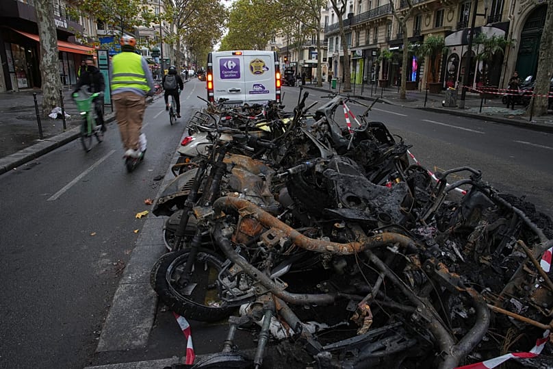 Paris’te sokağa çıkma yasağı altında sakin geçen bir gecenin ardından, 20 Ekim 2026 Salı günü kül olmuş bisikletler.