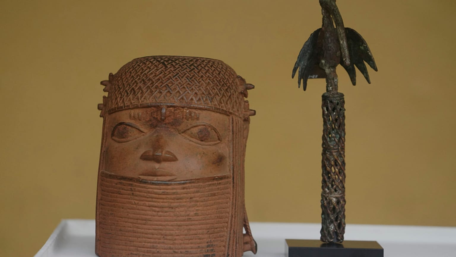 Benin Bronzları'dan parçalar.