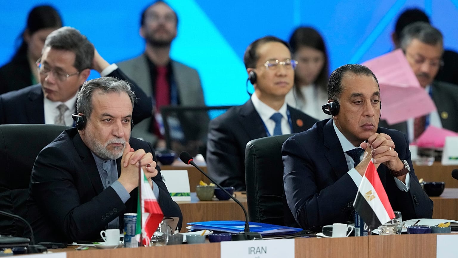 وزير الخارجية الإيراني عباس عراقجي من اليسار ورئيس الوزراء المصري مصطفى مدبولي يحضران قمة بريكس السنوية الـ17 في ريو دي جانيرو ، الأحد 6 يوليو 2025