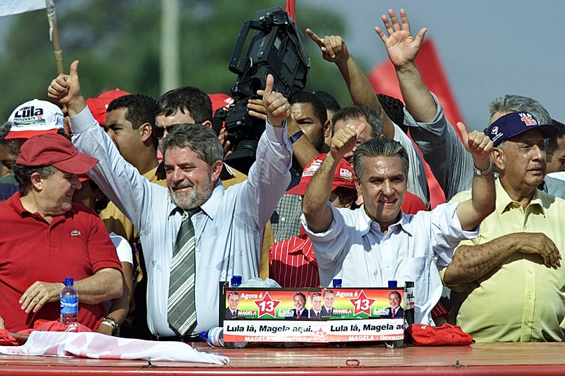 Lula salue du haut d'un camion lors d'un meeting à Brasília, au Brésil, mardi 22 octobre 2002.