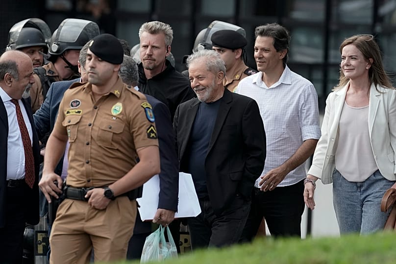 Lula sourit en quittant le siège de la Police fédérale, où il a été détenu sous l'accusation de corruption, à Curitiba, le 8 novembre 2019
