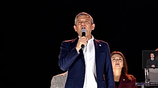 Özgür Özel, Halk TV Dayanışma Mitingi'nde konuşuyor.