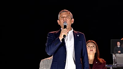 Özgür Özel, Halk TV Dayanışma Mitingi'nde konuşuyor.