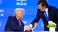 El presidente Donald Trump estrecha la mano del presidente de Argentina, Javier Milei en la Reunión Anual del Foro Económico Mundial en Davos, Suiza, 22 de enero de  2026.