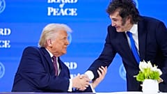 El presidente Donald Trump estrecha la mano del presidente de Argentina, Javier Milei en la Reunión Anual del Foro Económico Mundial en Davos, Suiza, 22 de enero de  2026.