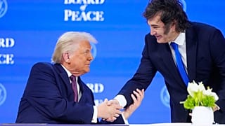 El presidente Donald Trump estrecha la mano del presidente de Argentina, Javier Milei en la Reunión Anual del Foro Económico Mundial en Davos, Suiza, 22 de enero de  2026.