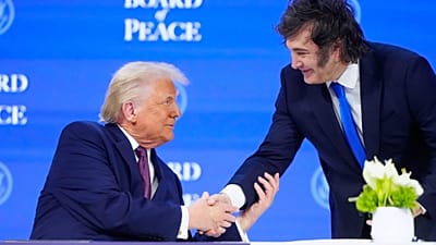 El presidente Donald Trump estrecha la mano del presidente de Argentina, Javier Milei en la Reunión Anual del Foro Económico Mundial en Davos, Suiza, 22 de enero de  2026.