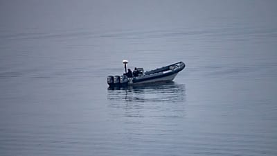 Las fuerzas de seguridad marroquíes patrullan cerca de la frontera hispano-marroquí, vista desde el enclave español de Ceuta, el sábado 15 de agosto de 2026. 