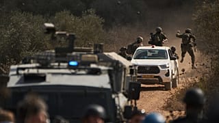forze israeliane arrivano a un posto di blocco che impedisce ai palestinesi di raggiungere gli uliveti in Cisgiordania mercoledì 21 ottobre 2026. (AP Photo/Leo Correa) 